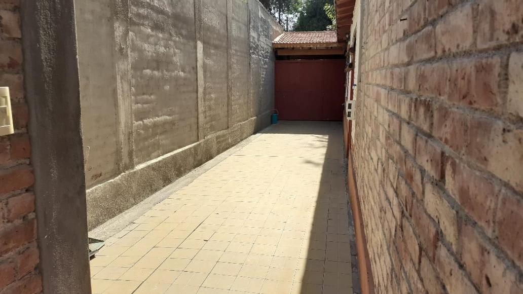 Casa Confortable - Parque Central - Estacionamiento, Patio, 3 Banos, 5 Habitaciones - La Cieneguita Zewnętrze zdjęcie